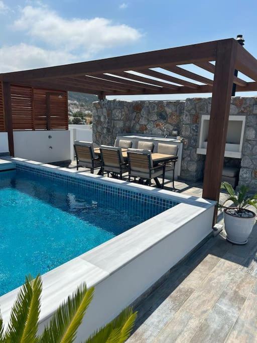 Penthouse Med Privat Saltvannsbasseng Pa Esentepe Beach Кирения Экстерьер фото