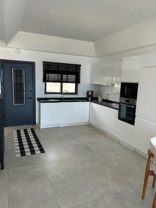 Penthouse Med Privat Saltvannsbasseng Pa Esentepe Beach Кирения Экстерьер фото