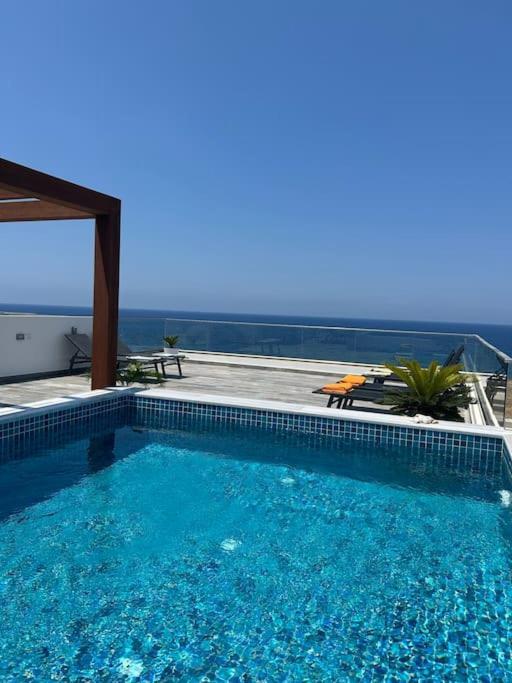 Penthouse Med Privat Saltvannsbasseng Pa Esentepe Beach Кирения Экстерьер фото